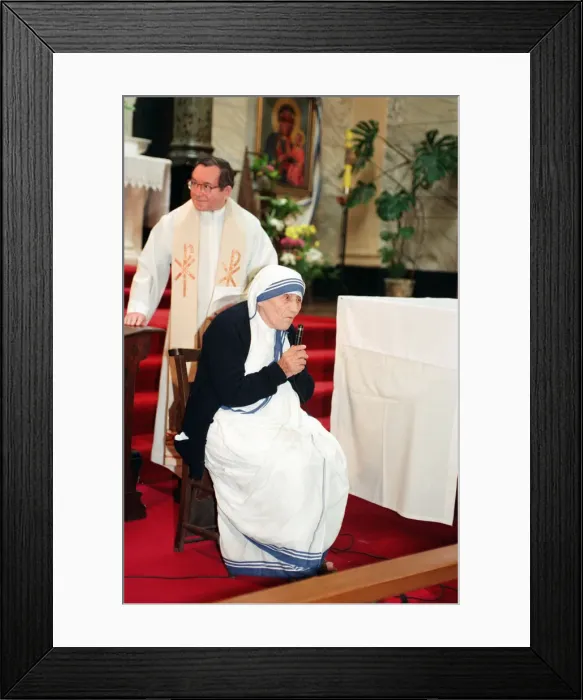 Framed Print : Mother Teresa in church in Liverpool, Merseyside. 17th June 1996 Framed Print : Mother Teresa in church in Liverpool, Merseyside. 17th June 1996