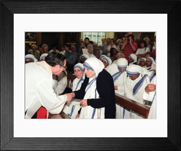 Framed Print : Mother Teresa in church in Liverpool, Merseyside. 17th June 1996 Framed Print : Mother Teresa in church in Liverpool, Merseyside. 17th June 1996