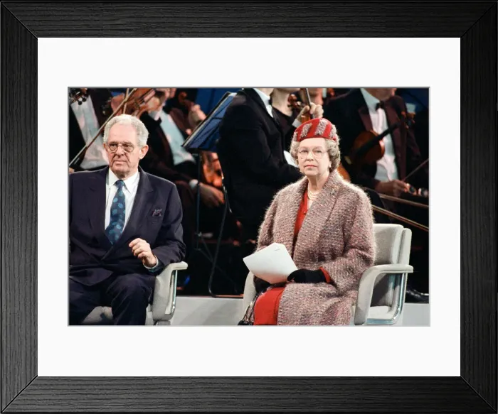 Framed Print : Queen Elizabeth II opening the new terminal at Stansted Airport. 15th March 1991 Framed Print : Queen Elizabeth II opening the new terminal at Stansted Airport. 15th March 1991
