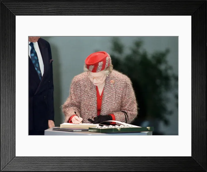 Framed Print : Queen Elizabeth II opening the new terminal at Stansted Airport. 15th March 1991 Framed Print : Queen Elizabeth II opening the new terminal at Stansted Airport. 15th March 1991
