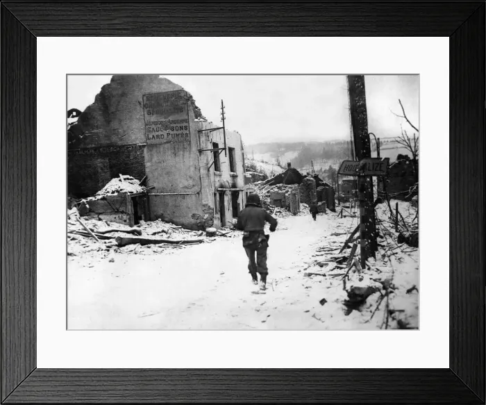 Framed Print : American soldiers of the US 2nd Armoured Division advance in the role of infantry Framed Print : American soldiers of the US 2nd Armoured Division advance in the role of infantry