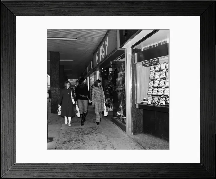 Framed Print : Shoppers outside Gipsy Boutique. 1971 Framed Print : Shoppers outside Gipsy Boutique. 1971