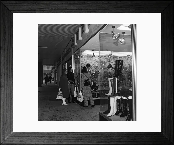 Framed Print : Shoppers outside Gipsy Boutique. 1971 Framed Print : Shoppers outside Gipsy Boutique. 1971