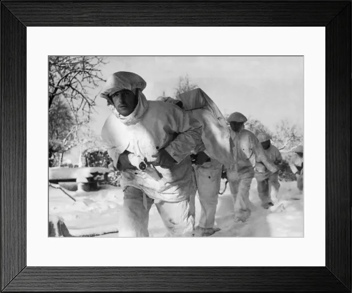 Framed Print : British patrol team dressed in white camouflage cloaks for their reconnaissance missions