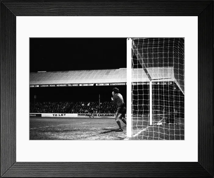 Framed Print : Reading 5-0 Tranmere Rovers, League Division Four match at Elm Park Framed Print : Reading 5-0 Tranmere Rovers, League Division Four match at Elm Park
