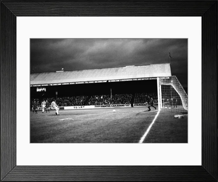 Framed Print : Reading 5-0 Tranmere Rovers, League Division Four match at Elm Park Framed Print : Reading 5-0 Tranmere Rovers, League Division Four match at Elm Park
