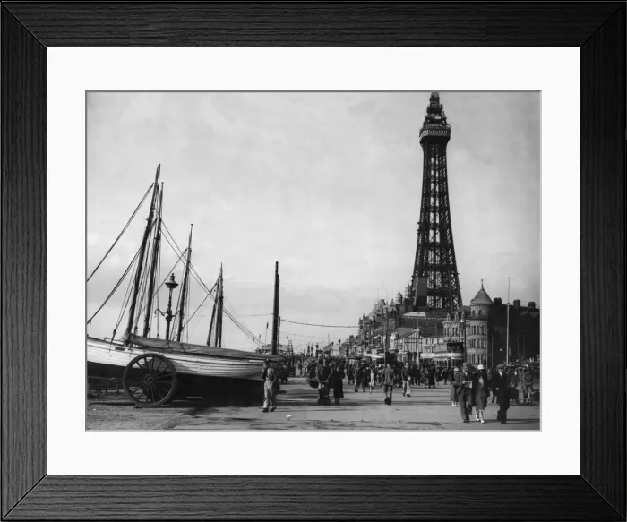 Framed Print : Day trippers enjoying the sea air with a walk along Blackpool Framed Print : Day trippers enjoying the sea air with a walk along Blackpool