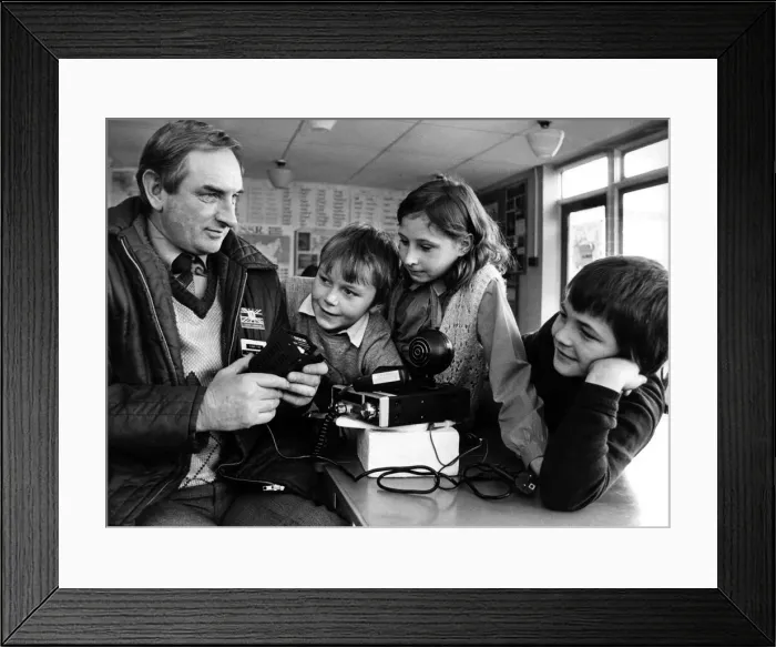 Framed Print : Pat Lee of the Sunderland Breakers Club with Barnwell Primary School CB Club members