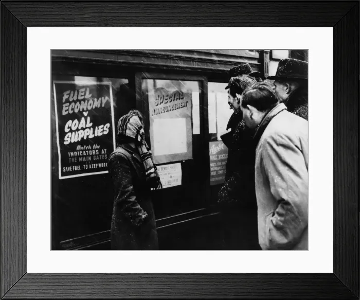 Framed Print : In the winter of 1946 - 1947 the UK experienced several cold spells Framed Print : In the winter of 1946 - 1947 the UK experienced several cold spells