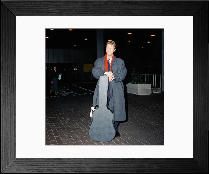 Framed Print : David Bowie at London Airport. (note Heathrow or Gatwick unclear Framed Print : David Bowie at London Airport. (note Heathrow or Gatwick unclear