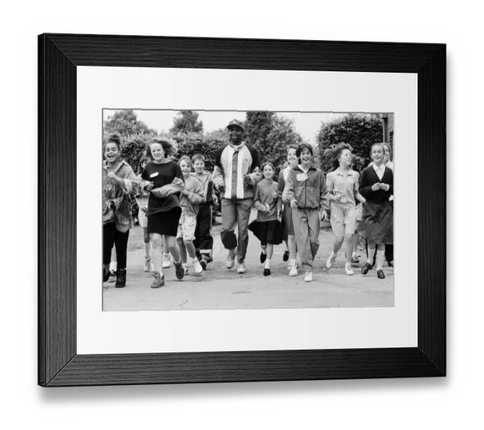Framed Print : Kriss Akabusi at Geoffrey Field School, Reading. 8th July 1991