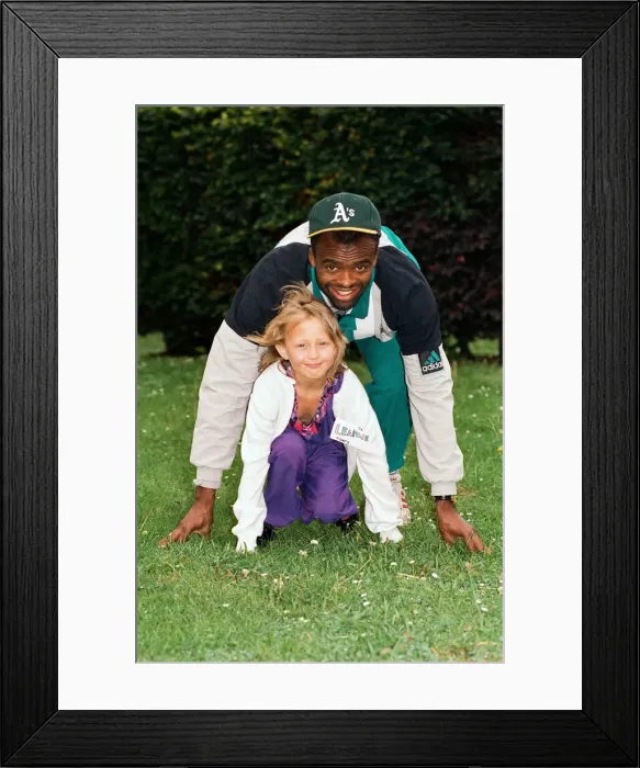 Framed Print : Kriss Akabusi at Geoffrey Field School, Reading. 8th July 1991