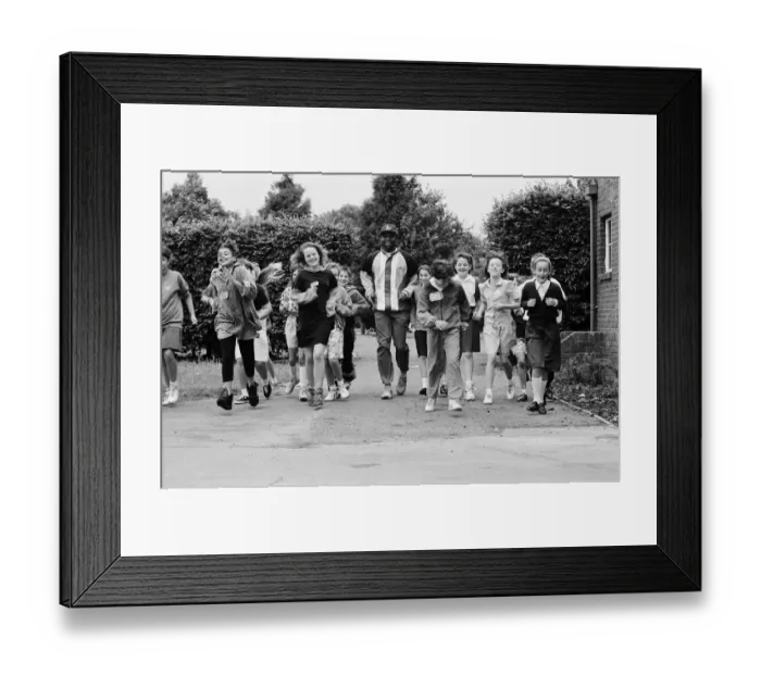 Framed Print : Kriss Akabusi at Geoffrey Field School, Reading. 8th July 1991
