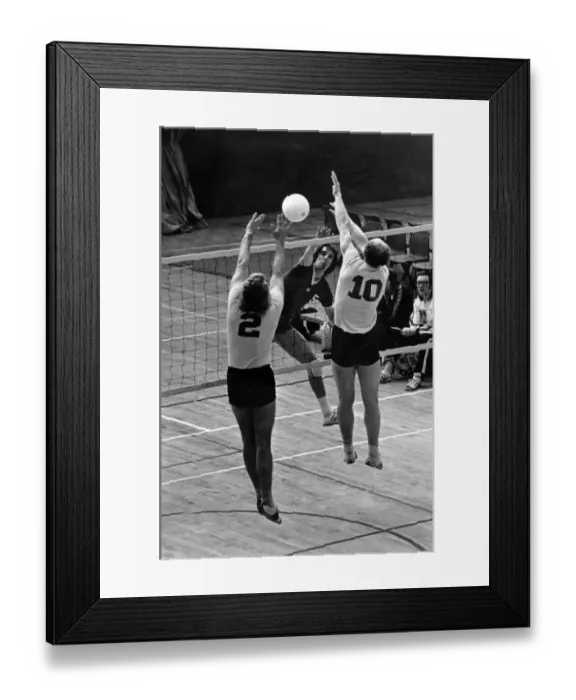 Framed Print : Gerry Coatbridge, of Coatbridge, smashes the ball back across the net as Ian Thompson (2 Framed Print : Gerry Coatbridge, of Coatbridge, smashes the ball back across the net as Ian Thompson (2