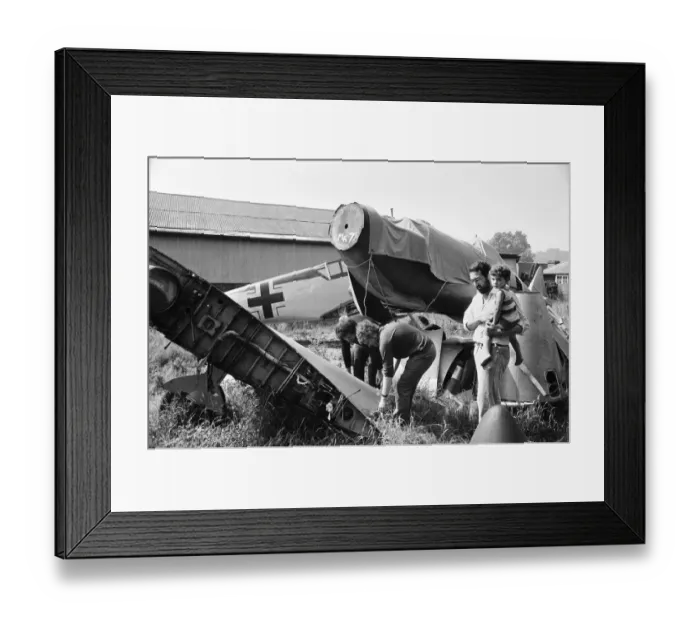 Framed Print : Jim Titford and Gordon Riley of the Midland Aircraft Preservation Society unload the rear