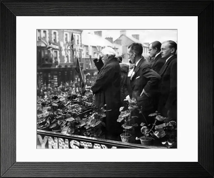 Framed Print : David Lloyd George taking the salute at the Eisteddfod. Also in the picture are Mr R O
