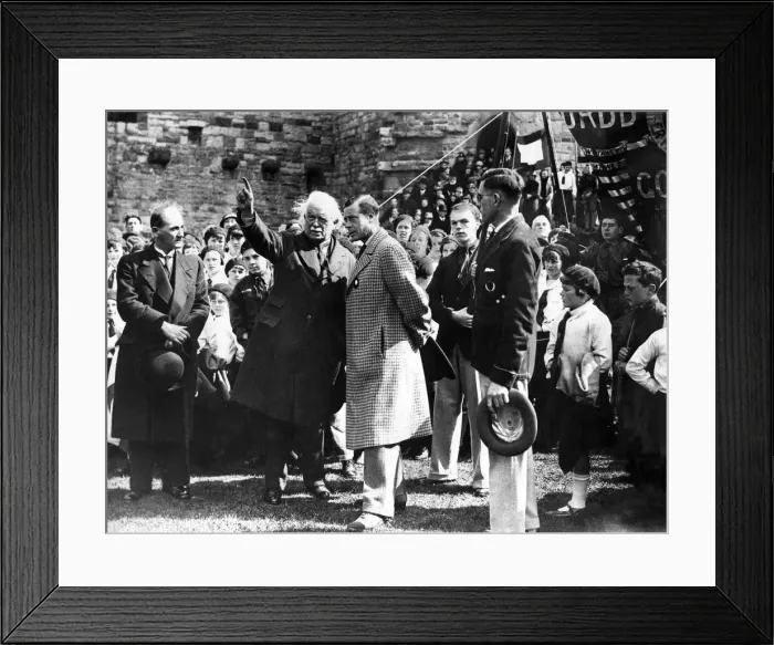 Framed Print : David Lloyd George and Prince Edward of Wales in the grounds of Caernarfon Castle with