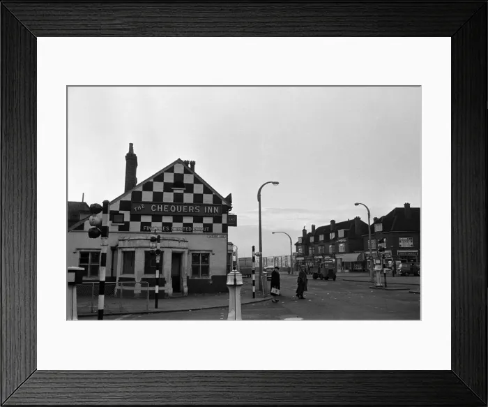 Framed Print : Chequers Inn, Dagenham, Essex, 1960 Framed Print : Chequers Inn, Dagenham, Essex, 1960