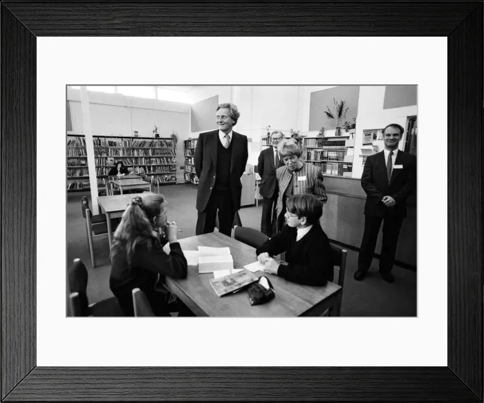 Framed Print : Michael Heseltine visits Chiltern Edge School, Sonning Common. 15th February 1991 Framed Print : Michael Heseltine visits Chiltern Edge School, Sonning Common. 15th February 1991