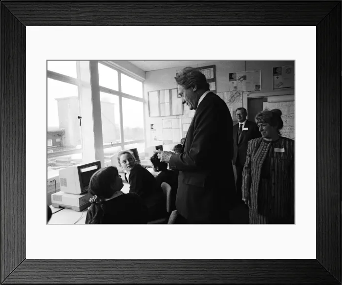 Framed Print : Michael Heseltine visits Chiltern Edge School, Sonning Common. 15th February 1991