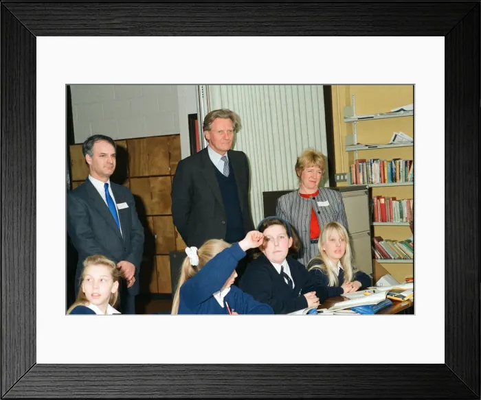 Framed Print : Michael Heseltine visits Chiltern Edge School, Sonning Common. 15th February 1991