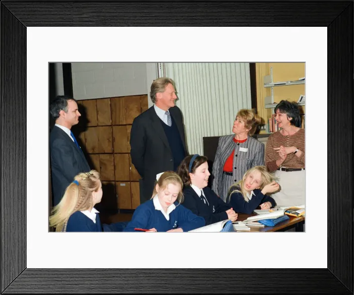 Framed Print : Michael Heseltine visits Chiltern Edge School, Sonning Common. 15th February 1991
