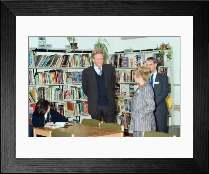 Framed Print : Michael Heseltine visits Chiltern Edge School, Sonning Common. 15th February 1991 Framed Print : Michael Heseltine visits Chiltern Edge School, Sonning Common. 15th February 1991