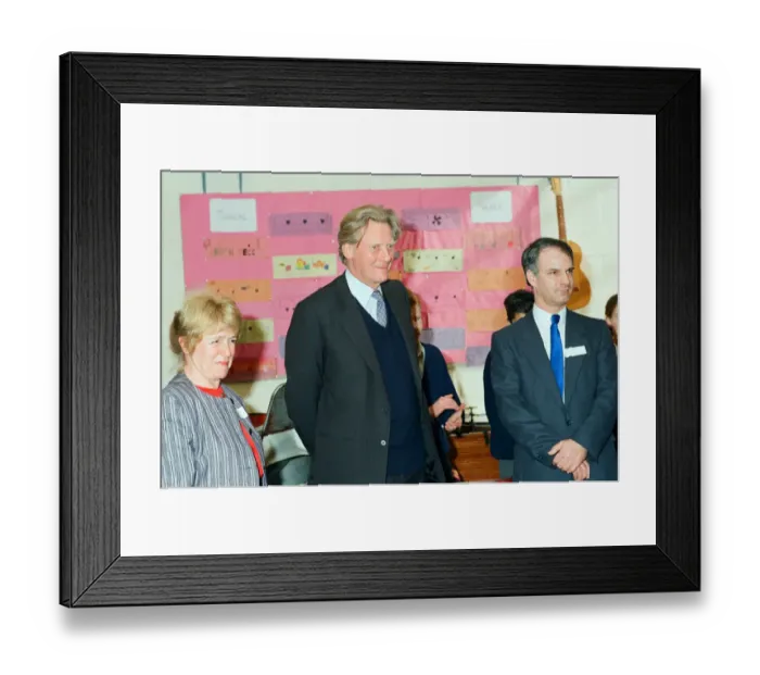 Framed Print : Michael Heseltine visits Chiltern Edge School, Sonning Common. 15th February 1991 Framed Print : Michael Heseltine visits Chiltern Edge School, Sonning Common. 15th February 1991