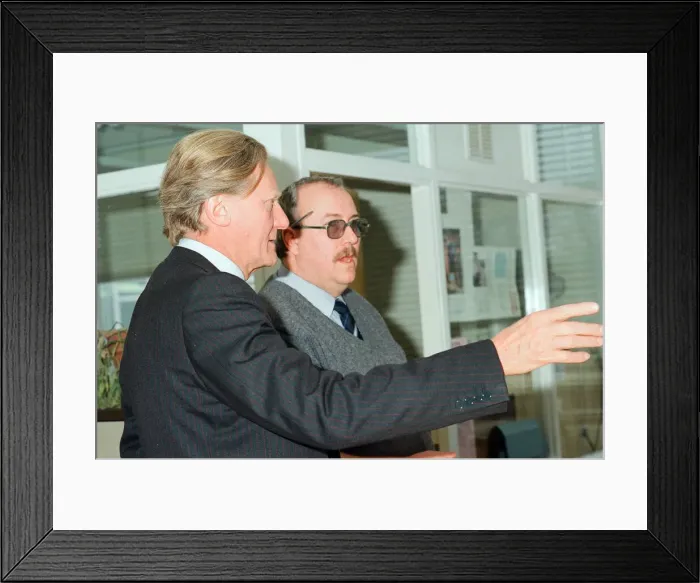 Framed Print : Michael Heseltine visits Chiltern Edge School, Sonning Common. 15th February 1991 Framed Print : Michael Heseltine visits Chiltern Edge School, Sonning Common. 15th February 1991