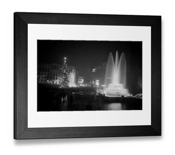 Framed Print : Carol singing around the Christmas Tree in Trafalgar Square, London