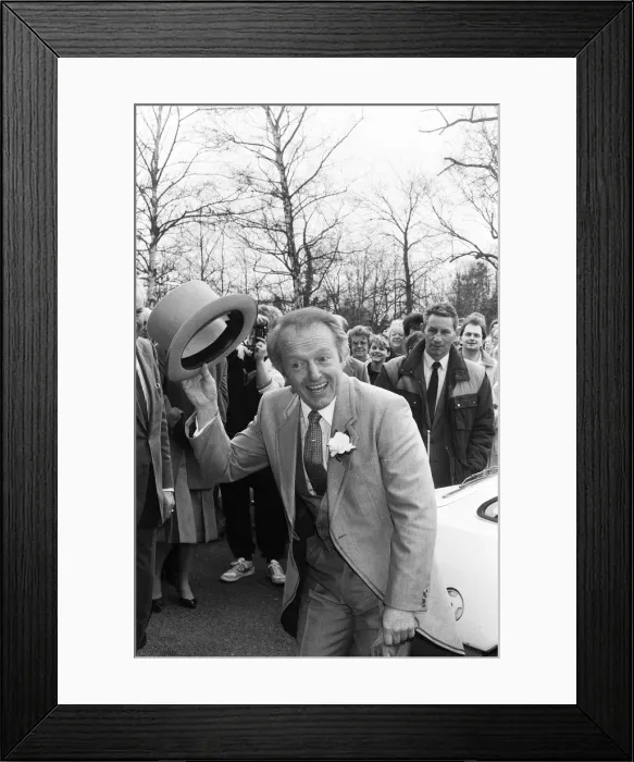 Framed Print : Magician Paul Daniels arrives for his wedding in Buckinghamshire. 2nd April 1988