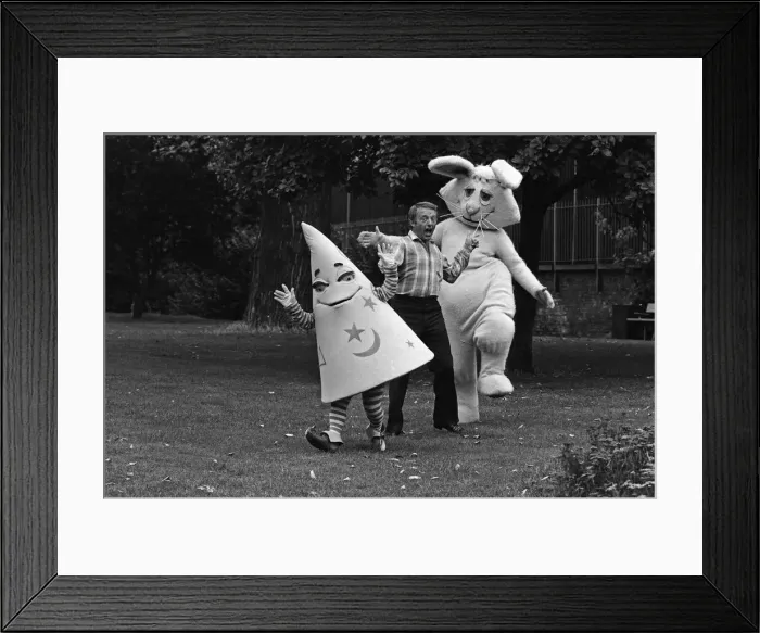 Framed Print : Magician Paul Daniels with his co-stars in the Childrens BBC programme Framed Print : Magician Paul Daniels with his co-stars in the Childrens BBC programme