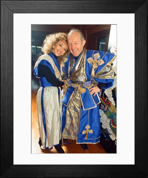 Framed Print : Magician Paul Daniels and his wife Debbie McGee pictured at home. 13th December 1991 Framed Print : Magician Paul Daniels and his wife Debbie McGee pictured at home. 13th December 1991