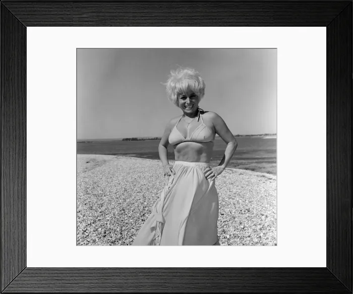 Framed Print : Barbara Windsor, Actress, 7th July 1976. Pictured, taking a break from an unusual role