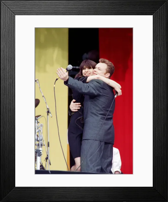 Framed Print : Chrissie Hynde of The Pretenders performing with UB40 at the Nelson Mandela 70th Birthday