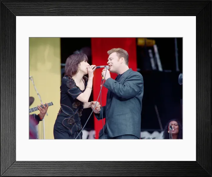 Framed Print : Chrissie Hynde of The Pretenders performing with UB40 at the Nelson Mandela 70th Birthday