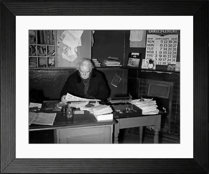 Framed Print : Former Prime Minister David Lloyd George, sitting at a desk, reading the Daily Telegraph Framed Print : Former Prime Minister David Lloyd George, sitting at a desk, reading the Daily Telegraph
