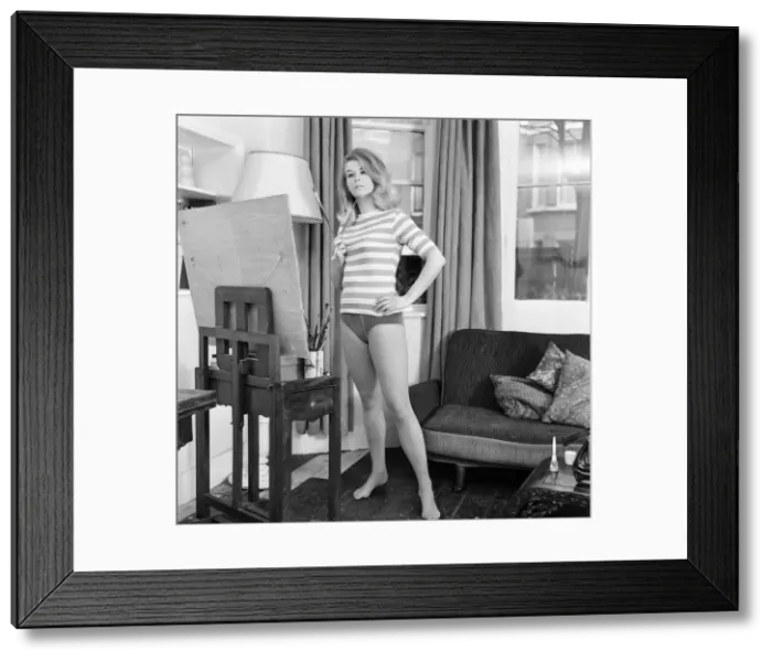 Framed Print : Alexandra Stevenson, professional actress and amateur painter, pictured at her flat Framed Print : Alexandra Stevenson, professional actress and amateur painter, pictured at her flat