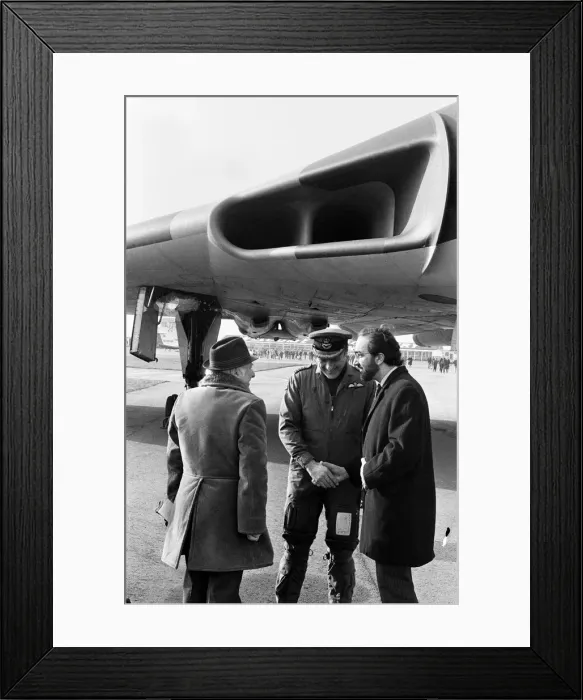 Framed Print : The final flight of Vulcan bomber XL360 in to Coventry Airport Framed Print : The final flight of Vulcan bomber XL360 in to Coventry Airport
