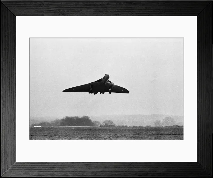 Framed Print : The final flight of Vulcan bomber XL360 in to Coventry Airport