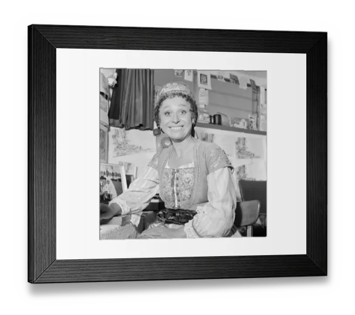 Framed Print : Barbara Windsor, Actress, 7th July 1976. Pictured, in dressing room Framed Print : Barbara Windsor, Actress, 7th July 1976. Pictured, in dressing room