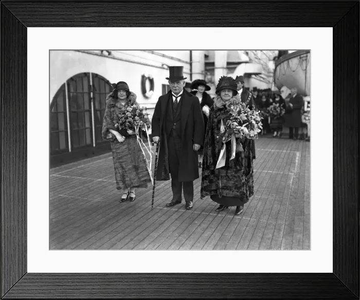 Framed Print : David Lloyd George, politician, arriving home from America with his wife Margaret Lloyd Framed Print : David Lloyd George, politician, arriving home from America with his wife Margaret Lloyd