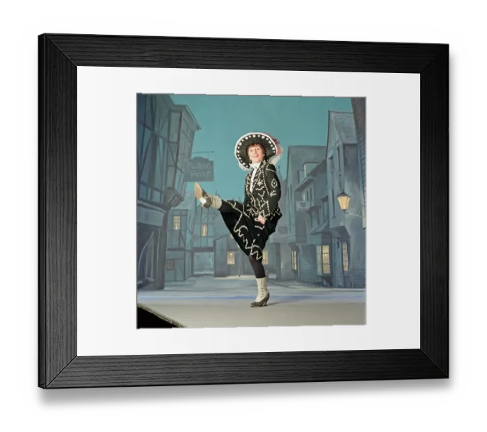 Framed Print : June Brown dressed as a Pearly Queen. 24th January 1995 Framed Print : June Brown dressed as a Pearly Queen. 24th January 1995