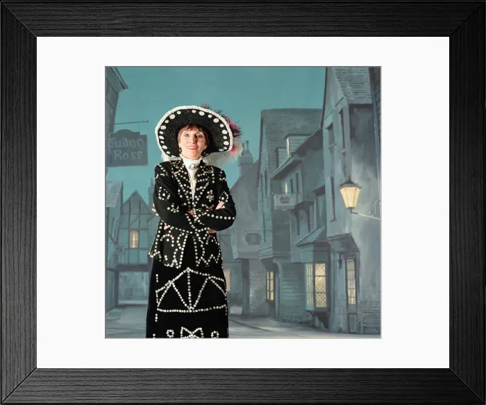 Framed Print : June Brown dressed as a Pearly Queen. 24th January 1995 Framed Print : June Brown dressed as a Pearly Queen. 24th January 1995