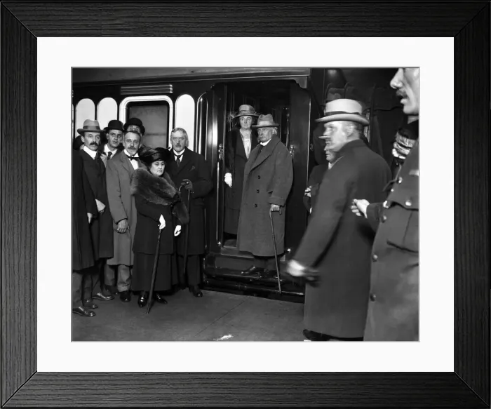 Framed Print : Mr & Mrs Lloyd George leave London for Manchester. 13th October 1922 Framed Print : Mr & Mrs Lloyd George leave London for Manchester. 13th October 1922