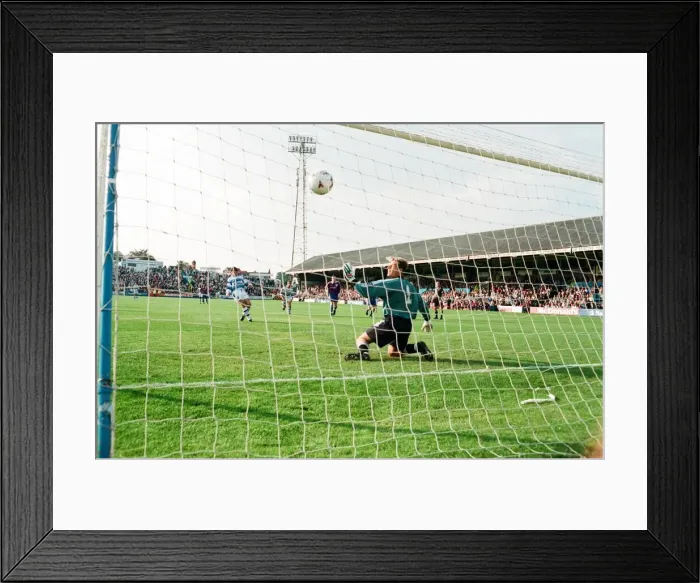 Framed Print : Football League Divison One match Reading 1 -6 Crystal Palace held at Elm Park Framed Print : Football League Divison One match Reading 1 -6 Crystal Palace held at Elm Park