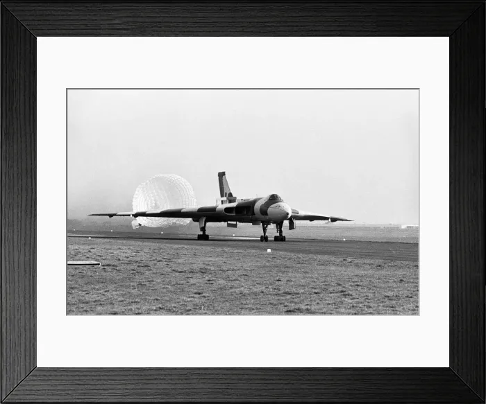 Framed Print : The final flight of Vulcan bomber XL360 in to Coventry Airport Framed Print : The final flight of Vulcan bomber XL360 in to Coventry Airport