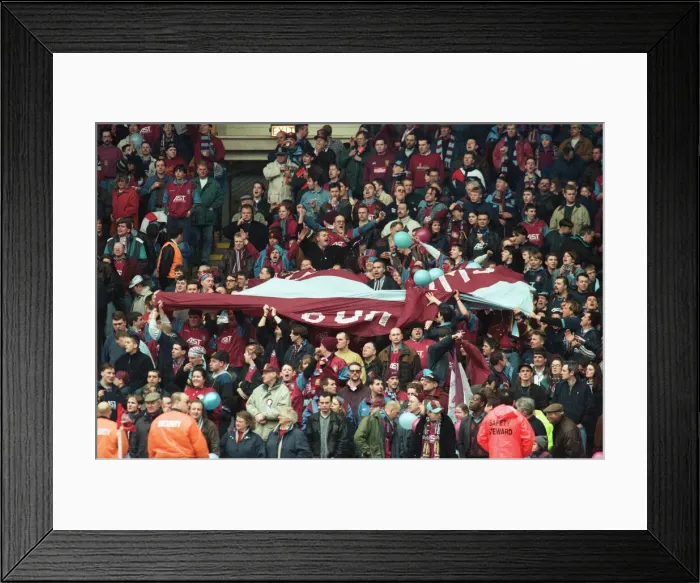 Framed Print : Coca Cola Cup Final Aston Villa 3 - 0 Leeds, held at Wembley. 24th March 1996