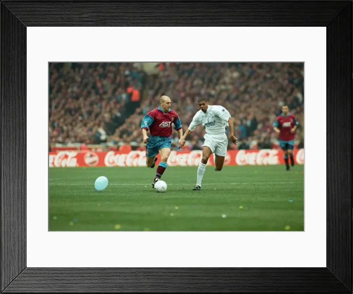 Framed Print : Coca Cola Cup Final Aston Villa 3 - 0 Leeds, held at Wembley. 24th March 1996