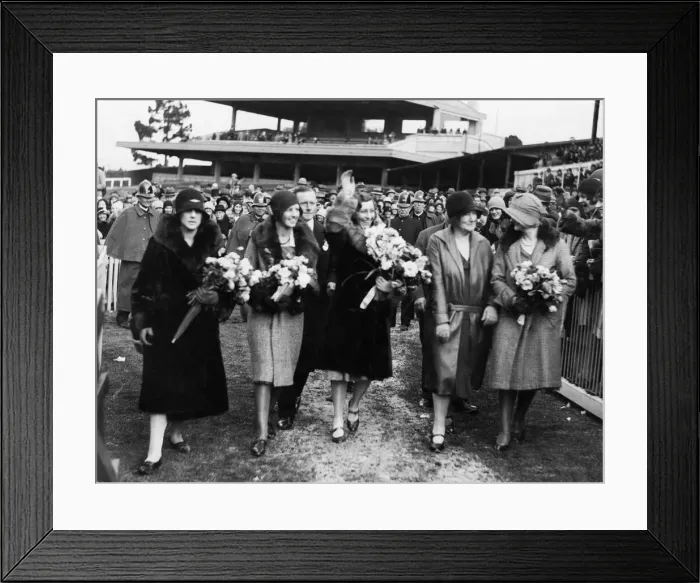 Framed Print : Miss Amy Johnson acknowledging the enthusiastic welcome given to her by the huge crowd